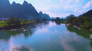 美丽山水风景竹排旅游游客4k航拍视频的预览图